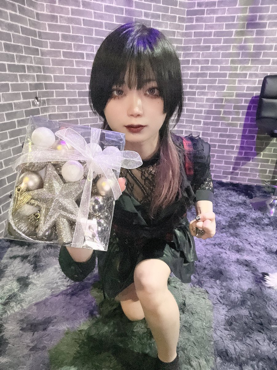 sinasinachinko's tweet photo. タンザナイトオープンです
人間クリスマスツリーセットが届きました。
「お前もクリスマスツリーにならないか？」
じんくんと待ってます
@Bar_TanzaKnight https://t.co/XPHtrEXyPb