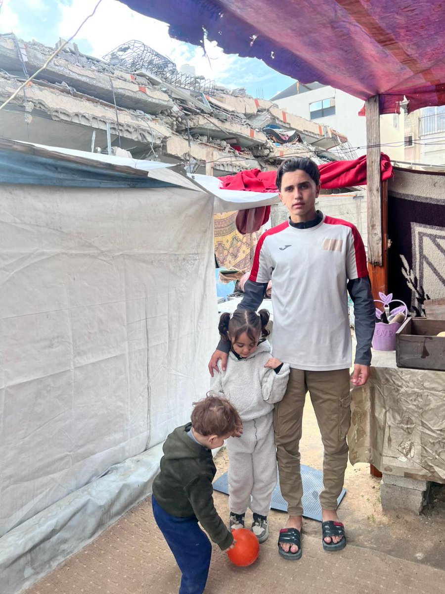 mohamd684083's tweet image. Good morning from the heart of Gaza.

We wake up every day carrying a hope greater than the pain of war.

We try to gather what we've lost and rebuild what's been destroyed.

I strive to support my family, and I dream of completing my studies and pursuing my athletic career.

Be…