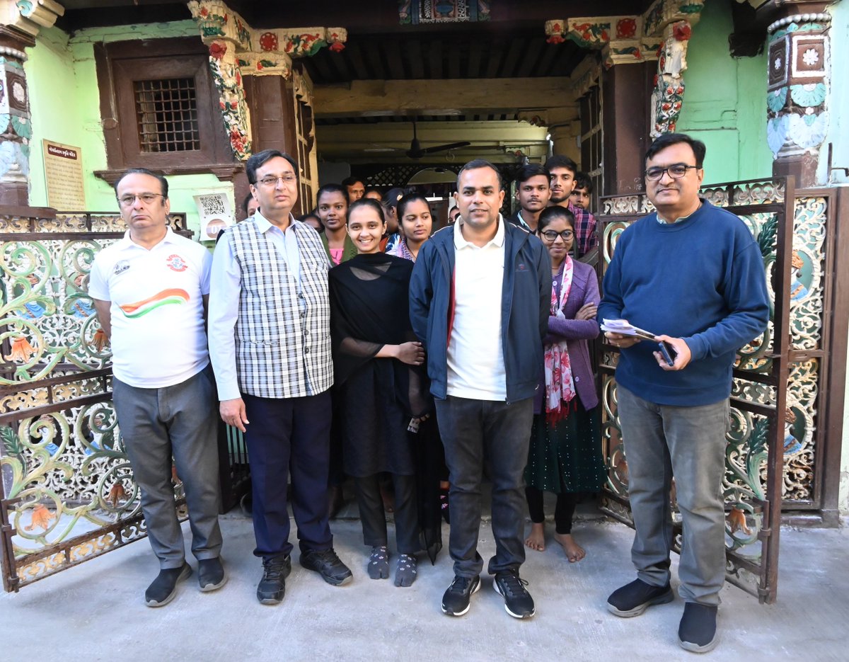 હેરિટેજ વિસ્તારના વિકાસ માટે કલેક્ટર શ્રી અમિત પ્રકાશ યાદવ અને કમિશનર શ્રી જી.એચ. સોલંકીએ શહેરની પોળોમાં આવેલ મહાન સાહિત્યકારોની વિરાસતોની મુલાકાત લઈ નડિયાદના ગૌરવશાળી સાહિત્ય વારસાને ઉજાગર કર્યો.

#NadiadHeritage #SaksharNagari #HeritageDevelopment #GovardhanramTripathi