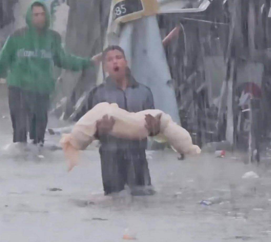 اسکا بچہ بھوک اور ٹھنڈ سے شہید ہوگیا خود کو اس باپ کی جگہ رکھ کر سوچیں۔😭
آواز بنیں لکھ نہیں سکتے تو  rt کرکے آگے پہنچادیاکریں