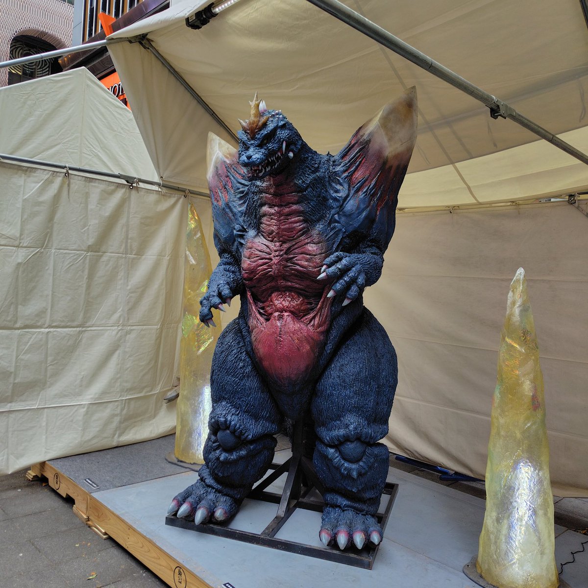 yoshizumi_ken's tweet photo. ゴジラ新宿区観光特使就任１０周年
東宝の人気キャラクター に感謝状を発行しました

昔のゴジラの着ぐるみの展示には多くのファンが集まり、撮影をしていました

会場ではゴジラカードを配布し、１５日からは特別出張所で��配布します
#ゴジラ　#吉住健一　#新宿区長 https://t.co/Yf04vC081O