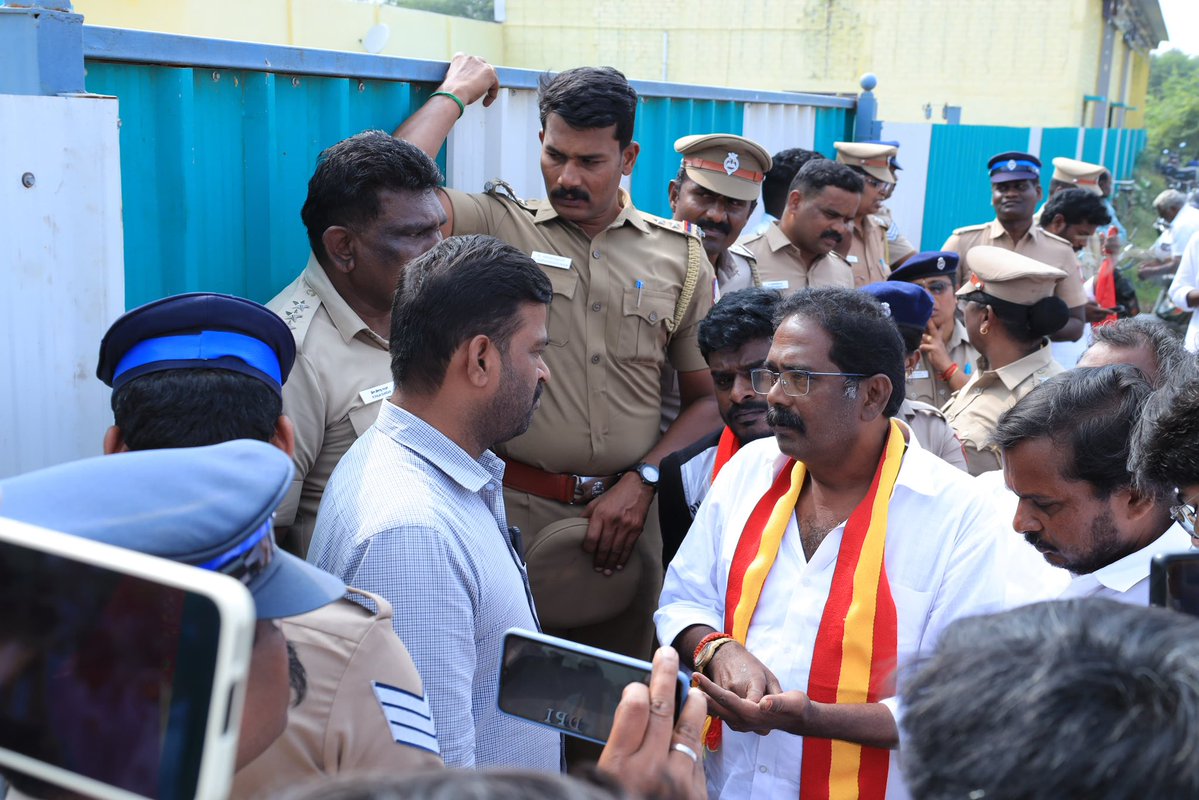 கடந்த ஞாயிற்றுக்கிழமை (07.12.2025) அன்று பாலக்கோடு சட்டமன்றத் தொகுதியில் புதிதாக நிறுவப்பட்டுள்ள சொகுசு மதுபானக் கடையை எதிர்த்து ஆர்பாட்டம் நடைப்பெற்றது. இதில் தருமபுரி மேற்கு மற்றும் கிழக்கு மாவட்டத்தைச் சேர்ந்த அனைத்து நிர்வாகிகளும் கலந்துக்கொண்டு, சுமார் 200க்கும் மேற்பட்டோர்