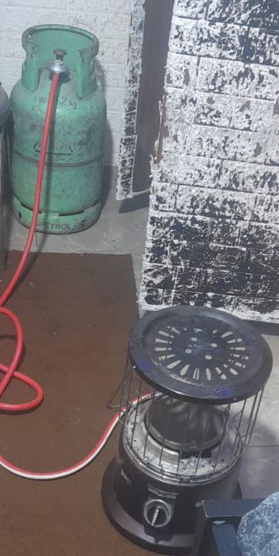 الأمن العام : ندعو كل من يمتلك مدفأة من المتعارف عليها باسم الشموسة وبكافة أنواعها بإيقاف استخدامها على الفور وأخذ التحذير على غاية من الأهمية. الأمن العام: نعمل مع الجهات المعنية لفحص تلك المدافئ بعد أن كانت العامل المشترك بين كافة حوادث الاختناق خلال ال24 ساعة الماضية. الأمن العام: فرق مشتركة مع الجهات المعنية باشرت بإيقاف بيعها في المحلات التجارية والمعامل التي تقوم بتصنيعها لحين انتهاء الفحوصات اللازمة عليها #بترا 