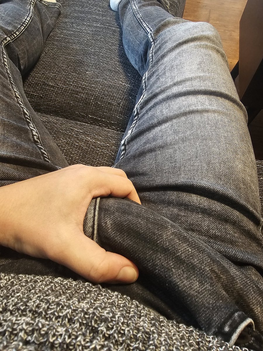 Clothed for a change.
Still in need of some 'assistance' while I game.
Any volunteers?
#gay #bi #pan #dom #bjneeded #bulge