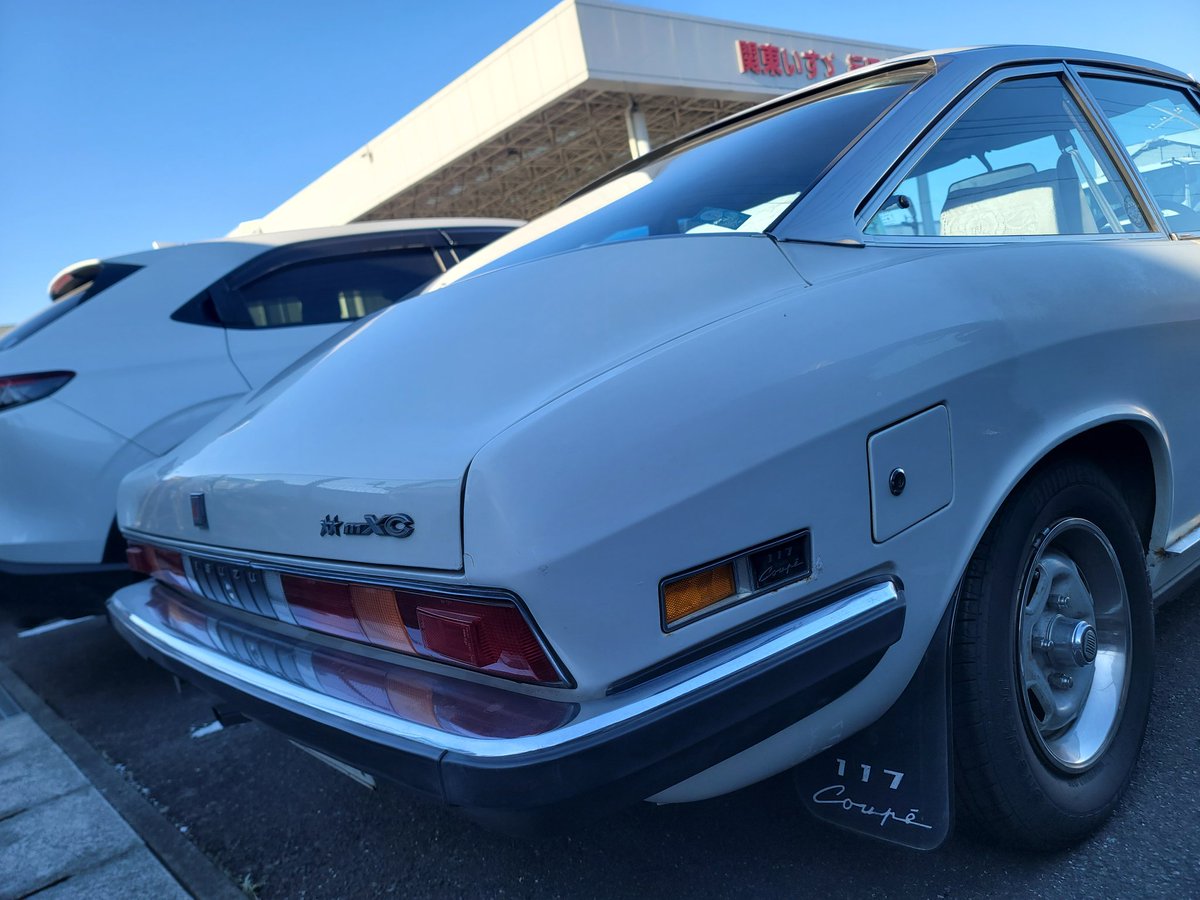 今日117の車検引取予定だったんだけどいすゞから電話来た

🚚「クラッチのゴム部品がダメで交換しないといけないんですが…」
俺「はい」
🚚「ワイヤーから交換になるので」
俺「…(さすがに部品ないよな…いよいよかな)」
🚚「火曜に部品入るのでそれ以降になります」
何で部品あんの？「俺」