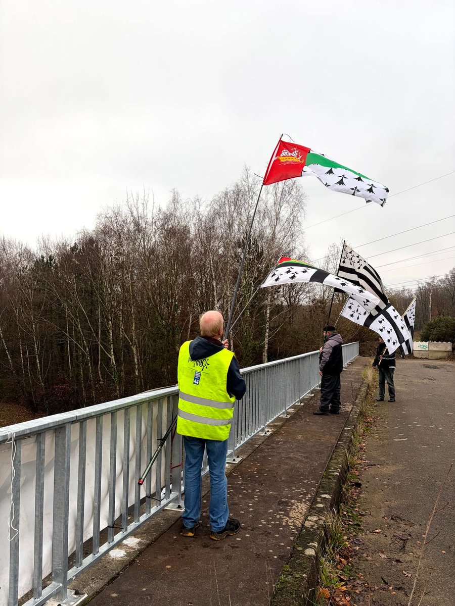 Opération War ar pont ce matin sur le périph' nantais. Les nombreux coups de klaxon, appels de phares et gestes de soutiens rappellent la forte adhésion du pays nantais à la #réunification administrative de la #Bretagne. Raison de plus pour continuer le combat ✊️
#44bzh