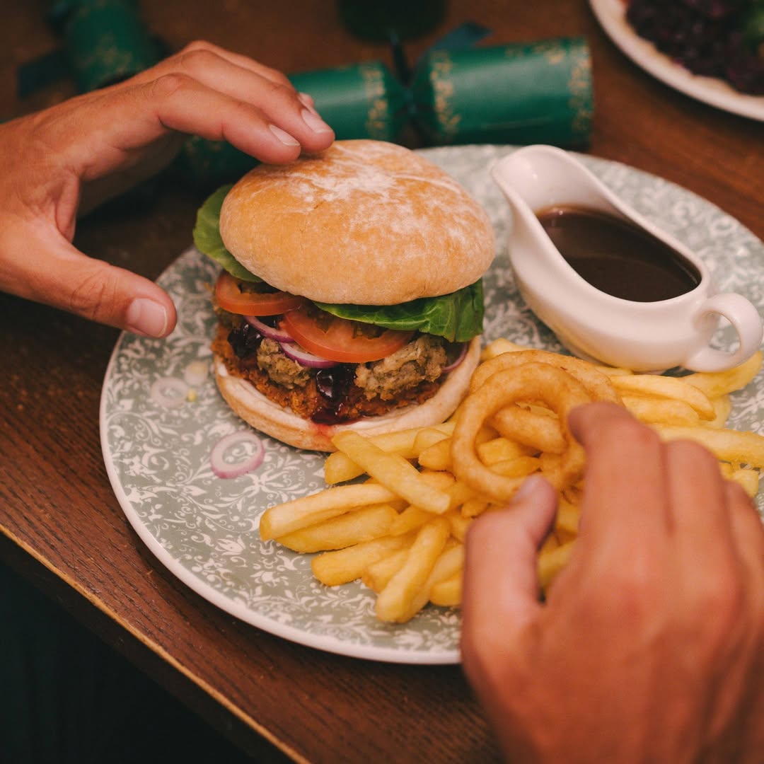 ’Tis the season to indulge! 🥂✨

Festive favourites or classic dishes with a seasonal twist - enjoy delicious holiday feasting at Barlow Croft.