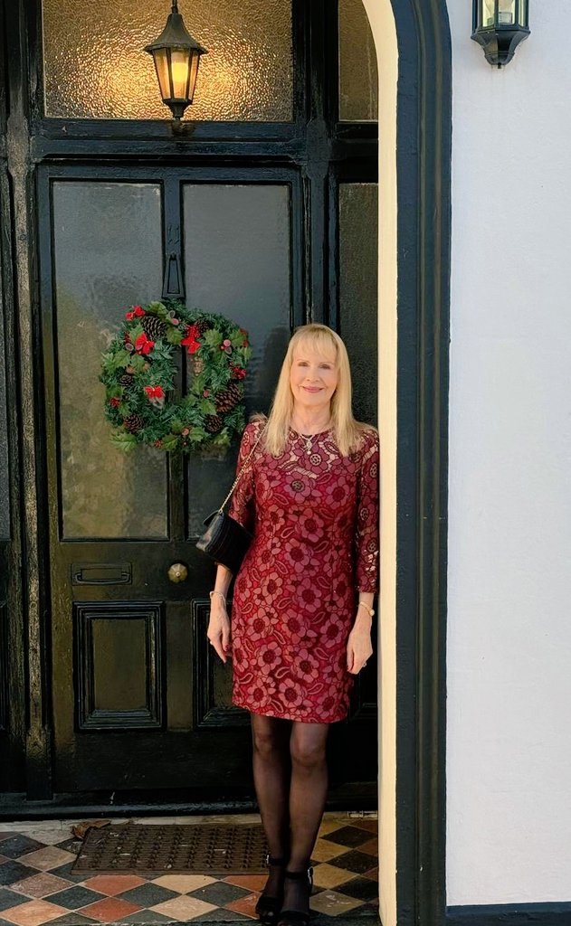 Have a wonderful weekend ☀️

Off to a family wedding 💒 👰🤵

Love a Christmas time wedding 💞 🌲❄️🌟