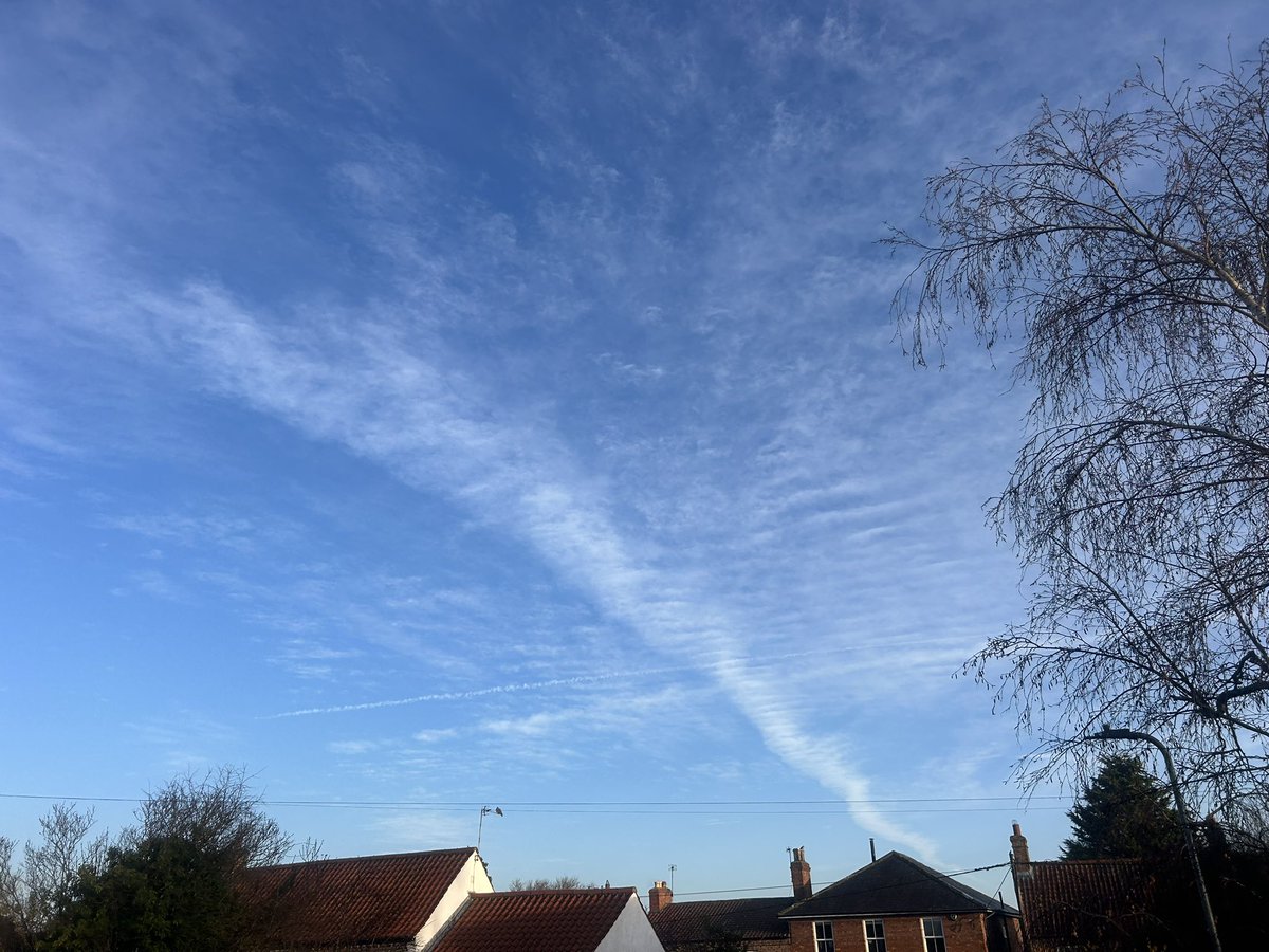 chatswithem's tweet photo. So angry 

The one day where full sun is forecasted 

And it's like some dystopian Mars movie !

How are more people not OUTRAGED by this !!!!

Literally spraying us all night to rob the one festive bright blue sky day we've had 

It's an abomination 

Playing God

Robbing humans of blue skies and sunshine !! 

Spraying the skies with toxins that affect human health, ozone layer and acid rain. 

How is this not pure EVIL

STOP Solar Radiation Management NOW

@NOAA 
@ABridgen 
@benleo 
@TiceRichard 
@benhabib6 
@RobertJenrick