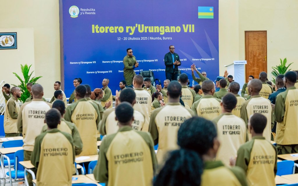 RwandaYouthArts's tweet photo. Muri aka kanya mu Kigo cy’Ubutore cya Nkumba harimo kuba umuhango wo gutangiza Itorero ry’Urungano Icyiciro cya Karindwi. Umushyitsi mukuru, Min. @DrDamascene wa @Unity_MemoryRw arimo gutanga ikiganiro kibimburiye ibindi ku mateka y'u Rwanda n'Indangagaciro z'Umuco Nyarwanda. https://t.co/xWnL1pTvBn