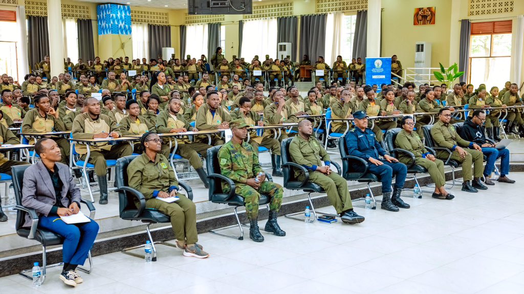RwandaYouthArts's tweet photo. Muri aka kanya mu Kigo cy’Ubutore cya Nkumba harimo kuba umuhango wo gutangiza Itorero ry’Urungano Icyiciro cya Karindwi. Umushyitsi mukuru, Min. @DrDamascene wa @Unity_MemoryRw arimo gutanga ikiganiro kibimburiye ibindi ku mateka y'u Rwanda n'Indangagaciro z'Umuco Nyarwanda. https://t.co/xWnL1pTvBn