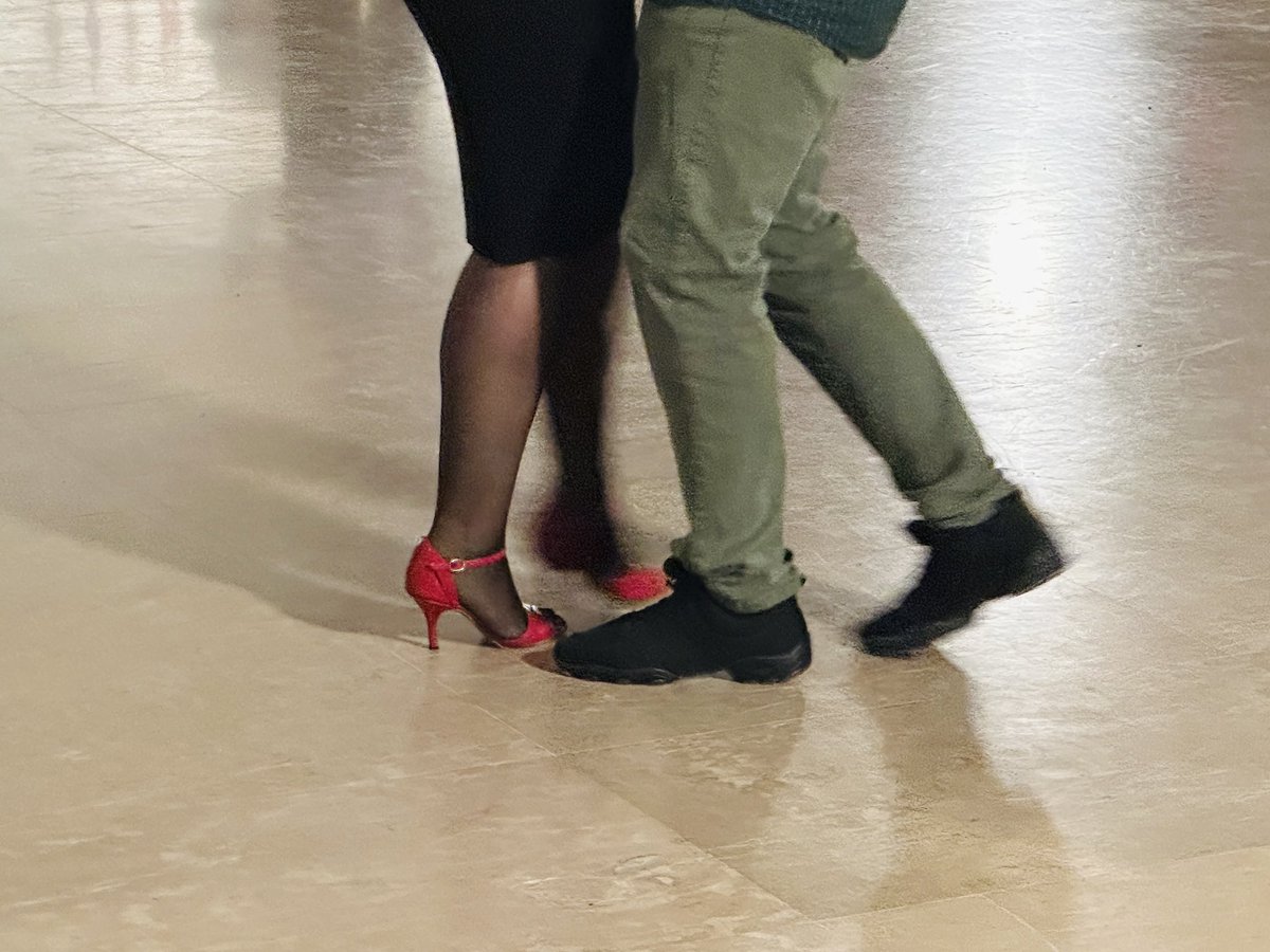 🪗👠¡Celebramos el Día Internacional del #Tango con una milonga! Organiza la cantante Analía Bueti, con la colaboración del Club del Tango de Valencia, y música a cargo de Pepe Ibáñez.

Además, disfrutamos de los cuadros con temática tanguera por la artista Aleksandra Istorik.