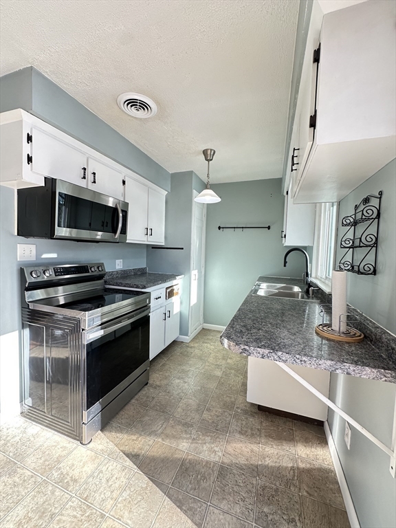 Jenthomes's tweet photo. 3 Sylvia St, Palmer, MA, 01080
3 bed | 1 bath 1440 Sq. Ft.
Active | 295000
https://t.co/1v9kDb7k5j
Welcome to this cute and inviting 3 bed, 1 bath ranch located in the sought-after Sunset Acres neighborhood. Filled with potential, this home offers a warm layout with hardwood... https://t.co/6mKT2yLQjm