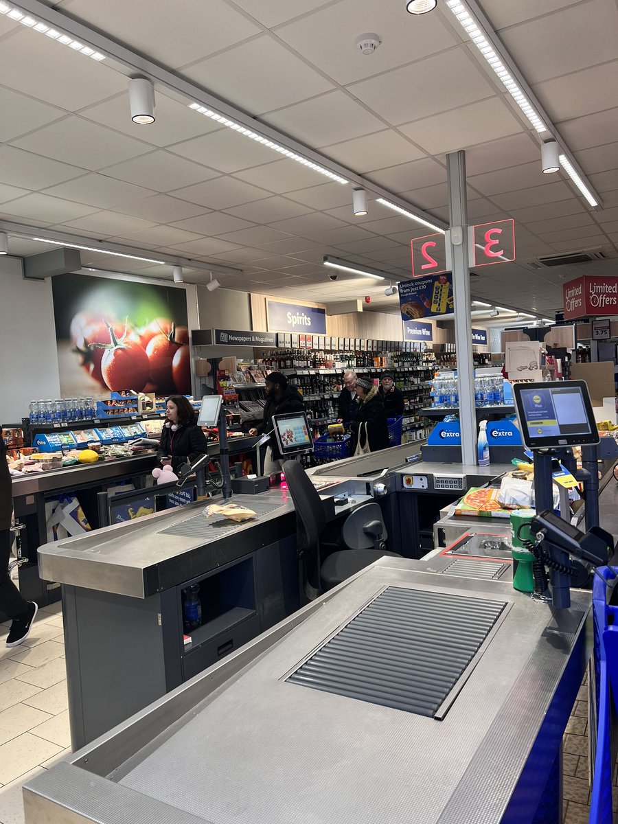 aidaworld's tweet photo. @LidlGB one till open #farnworth #christmas #saturday https://t.co/Nrx71o5HYs