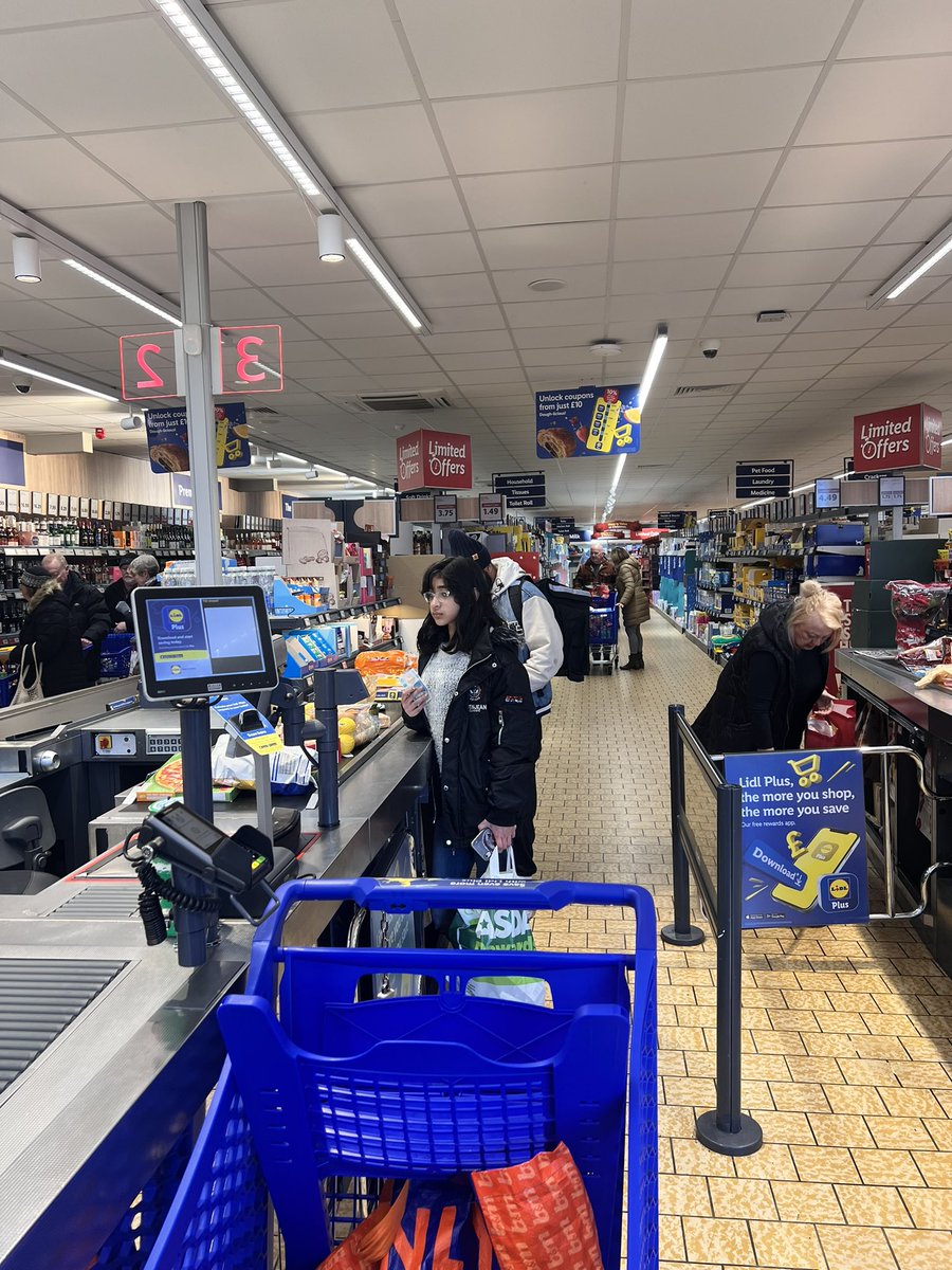 aidaworld's tweet photo. @LidlGB one till open #farnworth #christmas #saturday https://t.co/Nrx71o5HYs