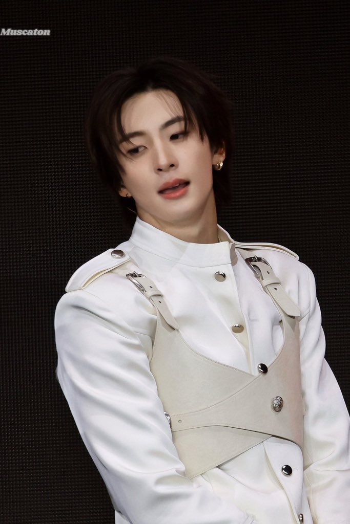 แล้วทำไมถึงมีแต่ญี่ปุ่นที่ได้เห็นคิ้วสองข้างของฮีพร้อมกันวะ โคตรหล่ออออออออ 😭