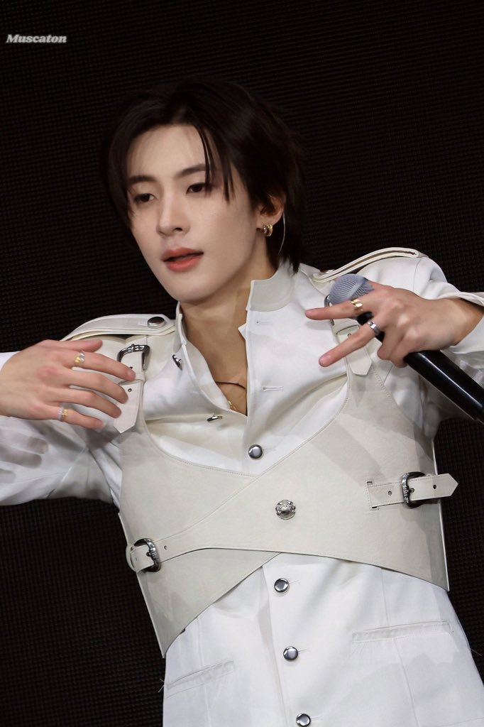 Hazel9502's tweet image. แล้วทำไมถึงมีแต่ญี่ปุ่นที่ได้เห็นคิ้วสองข้างของฮีพร้อมกันวะ โคตรหล่ออออออออ 😭