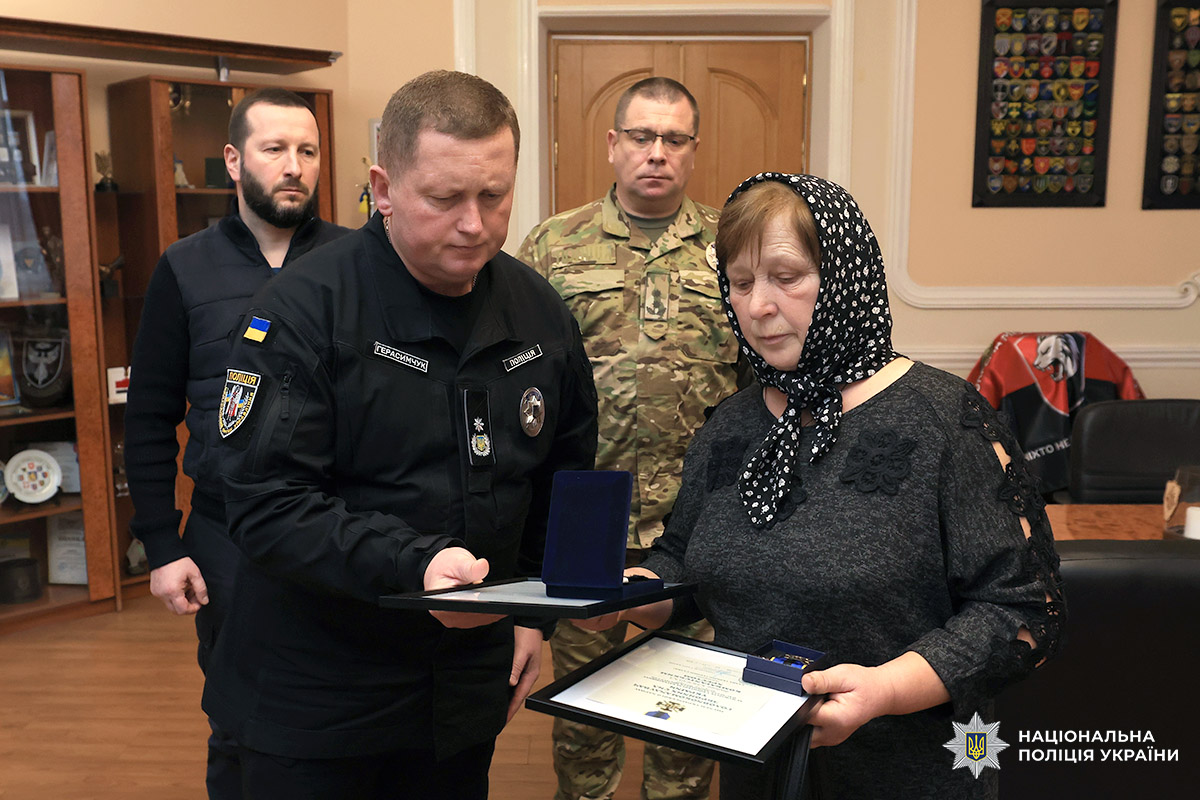 На Хмельниччині рідні поліцейських спецпризначенців, які загинули в боях за Україну, отримали їхні посмертні нагороди
hm.npu.gov.ua/news/na-khmeln…
#поліціяХмельниччини #назавжди_в_строю #поліція_на_війні