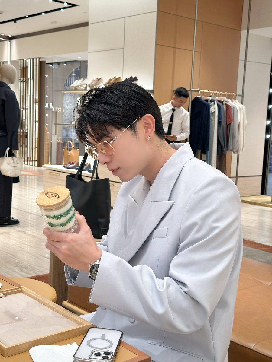 SuppasitChannel's tweet image. 🌲❄️

@MSuppasit 
#MewSuppasit #Tods
#มิวศุภศิษฏ์