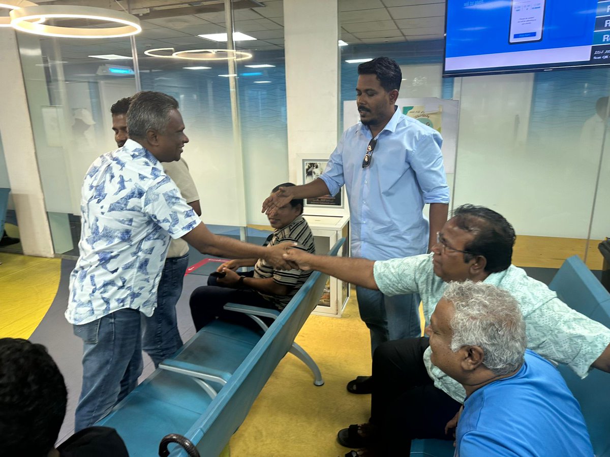 funamaadam's tweet photo. Masveringe haqqugai adu ufulamun gendhiua #BKMU ge leader adhi @MDPSecretariat ge PG member @MateyZakir ah fuluhun bodethi aniyaathakeh dhinumuge sababun #IGMH gai admit koh faruvaa dhemun dhaairu #MDP ge CP @mpgapo aai Male' City ge Mayor @adamazim gina leaderun Hasfathaalugai!
Faaralaa balan jehey, maraaves laafaane!
#FreeMPMateyNow.