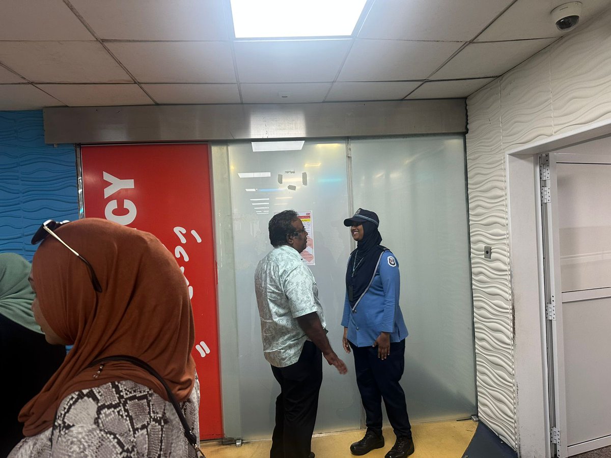 funamaadam's tweet photo. Masveringe haqqugai adu ufulamun gendhiua #BKMU ge leader adhi @MDPSecretariat ge PG member @MateyZakir ah fuluhun bodethi aniyaathakeh dhinumuge sababun #IGMH gai admit koh faruvaa dhemun dhaairu #MDP ge CP @mpgapo aai Male' City ge Mayor @adamazim gina leaderun Hasfathaalugai!
Faaralaa balan jehey, maraaves laafaane!
#FreeMPMateyNow.