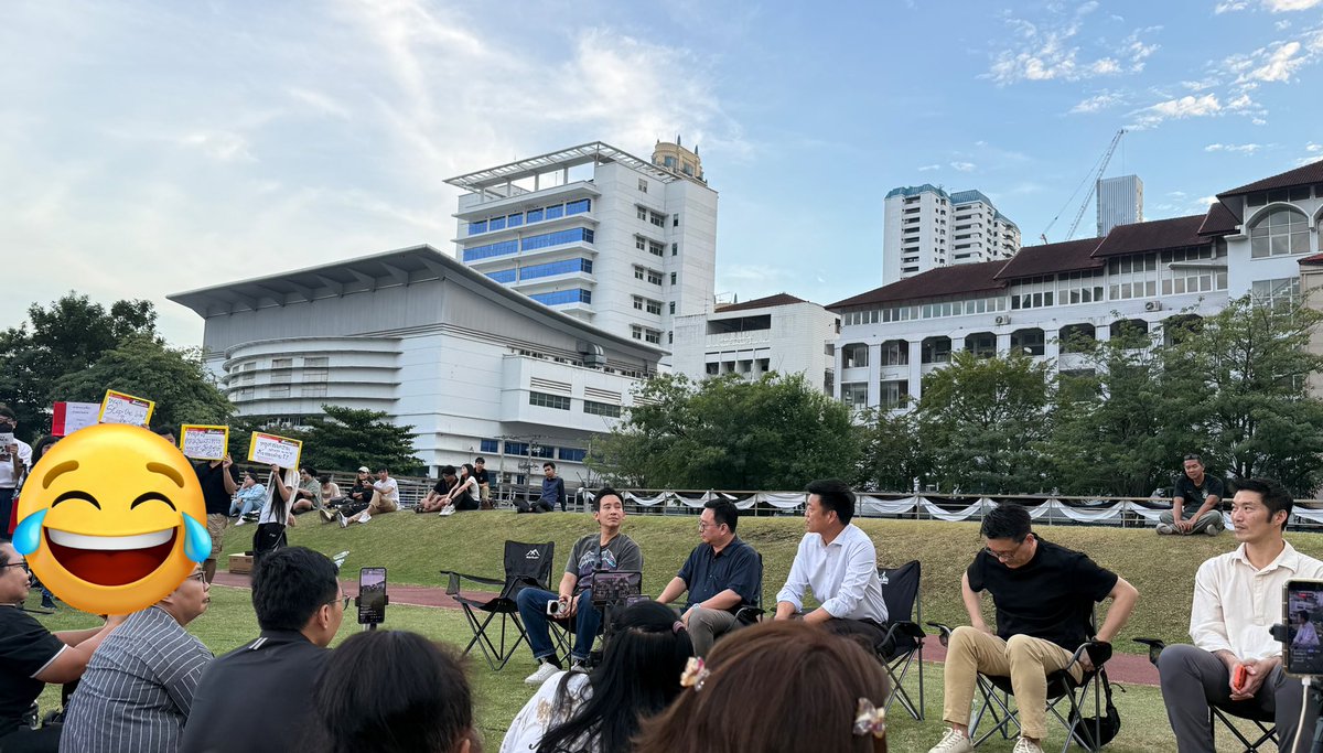 มีหัวหน้าพรรคนั่งหัวโด่อยู่ 4 คน ให้โหวตเต้อมายืนด่าฉอดๆ แล้วไม่เป็นไร ด่าได้ 55555555555555555555555