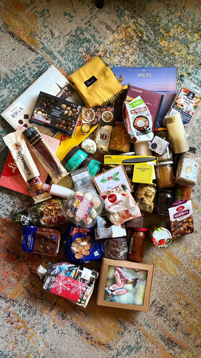 _evija's tweet image. Čau ikgadējai Ziemassvētku pakai no ģimenes. 21kg saldumu, sveču, mājās taisītu marinējumu un ievārījumu… uff! Atpakaļ nosūtīju 22kg, tie vēl šobrīd ceļā.