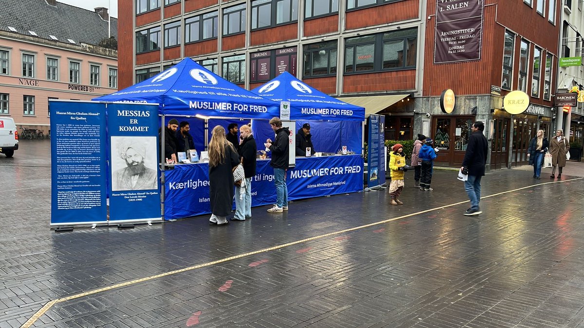 Vi står på Gråbrødre Plads hvor vi deler gratis suppe og indisk risengrød ud. #dkmedier #odense