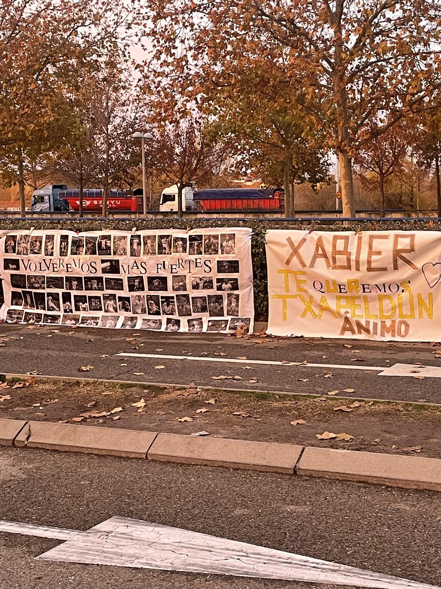RMadrid_actu's tweet photo. Les Madridistas ont laissé des messages de SOUTIEN à Xabi Alonso et à Vini Jr à l'entrée de Valdebebas. ✅🤍

"Nous reviendrons plus forts"
"Xabier, on t’aime" 
"Vini tu es grand, on t’aime. On n’oublie pas ces moments." 

@lejournaldureal https://t.co/eSQUhYFTNg