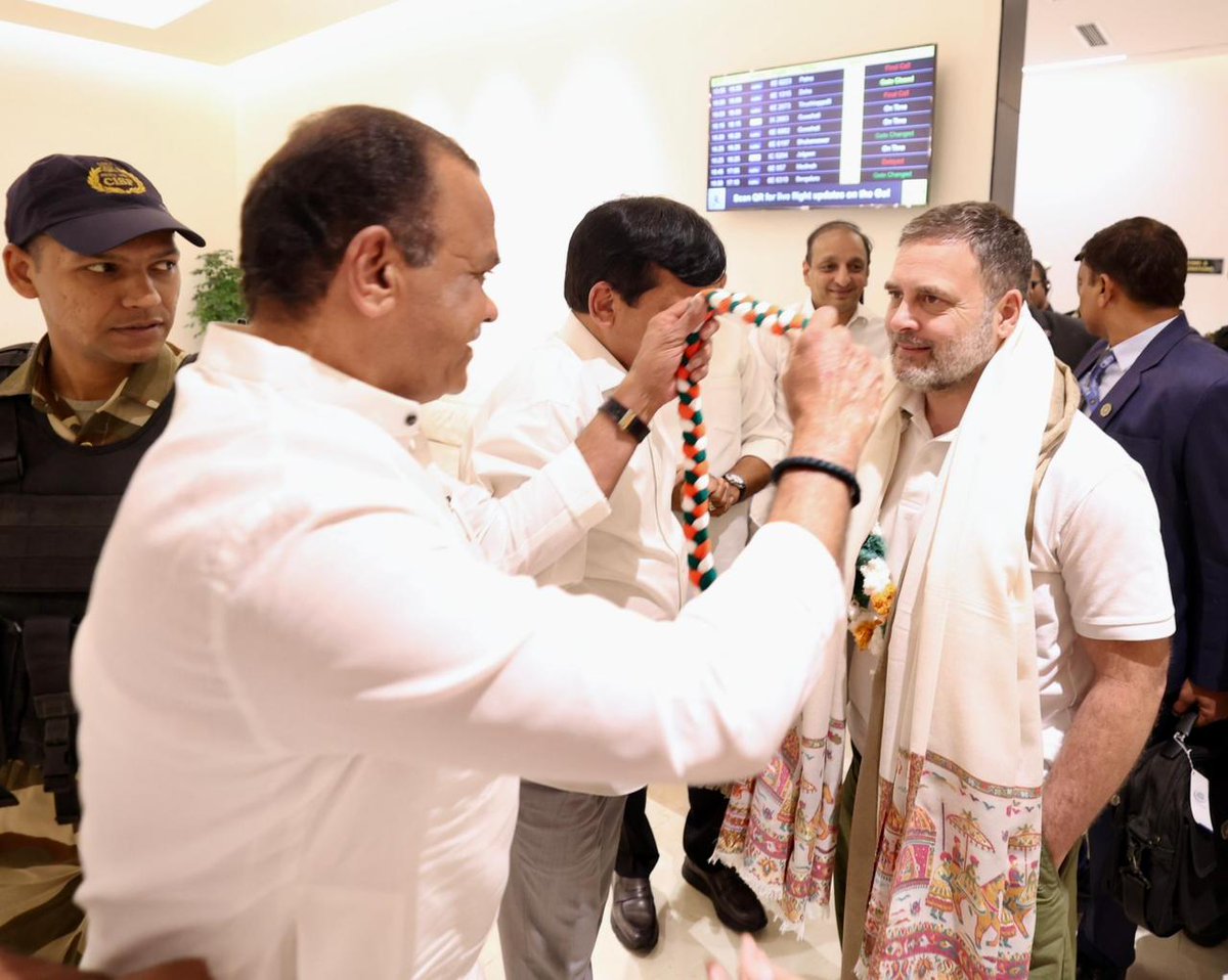 LoP Shri <a href="/RahulGandhi/">Rahul Gandhi</a> received a warm welcome from Telangana CM Shri <a href="/revanth_anumula/">Revanth Reddy</a>, Telangana PCC President Shri <a href="/Bmaheshgoud6666/">Bomma Maheshkumar goud</a> and other leaders at Hyderabad.

📍Telangana