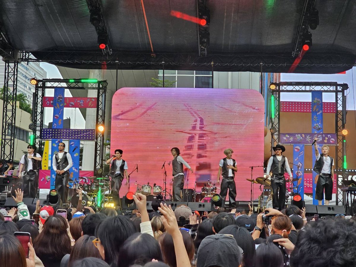 NIPPONHAKU's tweet photo. เจ้า 7 หนุ่ม PSYCHIC FEVER @psyfe_official คัมแบ็กไทยให้ #ForEver หายคิดถึง เต้นกันแบบไฟลุก เดือดแข่งกับอากาศไปเลย 🔥

เปิดเวทีมาด้วย Swish Dat ก่อนจัดเต็มเพลงฮิตต่อเนื่อง โยกไม่มีพัก เหงื่อท่วมตัวตั้งแต่ต้นจนจบใน #siammusicfest2025 💚

ใครยังไม่จุใจกดบัตรตามไปชม concert แบบจัดเต็มได้ทางนี้เลย 👇🏻👇🏻

https://t.co/uID3FO2c2c

@psyfe_member 
#PSYCHICFEVER 
#PCF_EVOLVEinTHAILAND