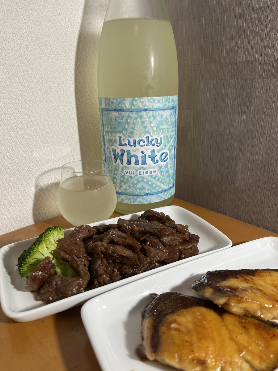 #英君 #Lucky_White #うすにごり生酒 #静岡市清水区由比 #英君酒造
爽やかなラムネでスッキリ良い香り🫧
呑み口も爽やかで仄かな甘味、喉越しスッキリでクピクピ呑める！
含み香で若干のアルコール臭が気になる🤔
生氷点下熟成は安定しないのかな？
和牛カルビとブリ照りと共に🍶