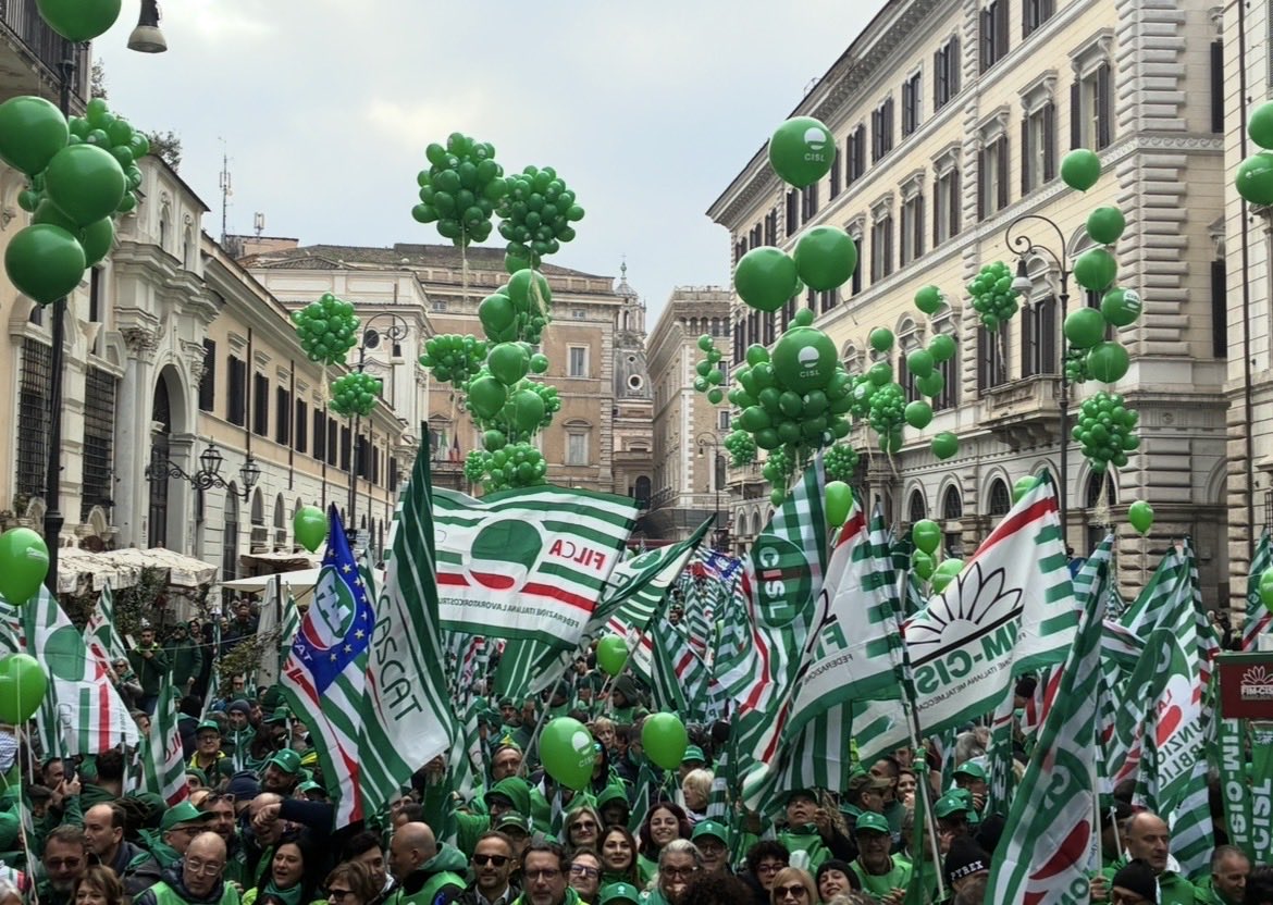 Centinaia di delegati, lavoratori e pensionati provenienti dalla Liguria hanno partecipato a Roma a manifestazione nazionale Cisl per sostenere le richieste di modifica alla legge di bilancio e rilanciare il “patto sociale” su lavoro, crescita e coesione