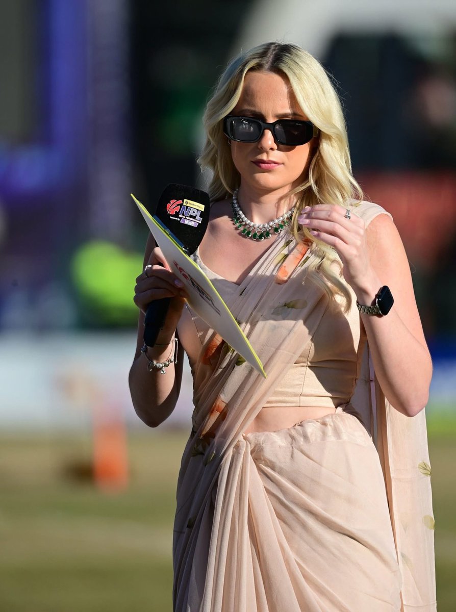 RONBupdates's tweet photo. Presenter Jess Crowe with the 'FINALS' look donning a Saree.  ❤️

Pic. Mithun Kunwar https://t.co/4MrGvBuN5r