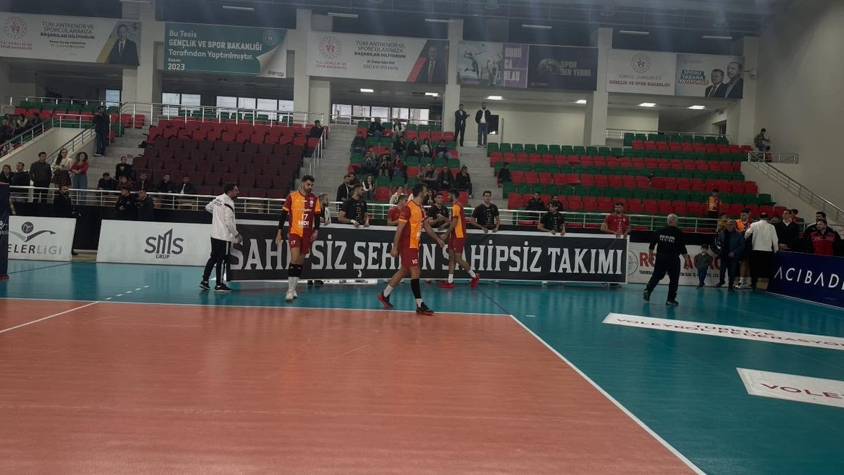 Temmzvolley's tweet photo. "Sahipsiz Şehrin Sahipsiz Takımı"

👉Şırnak temsilcisi Rams Global Cizre'nin maçtan görüntüler captionı ile yaptığı paylaşım

#EfelerLigi https://t.co/PjSjLvLfUJ