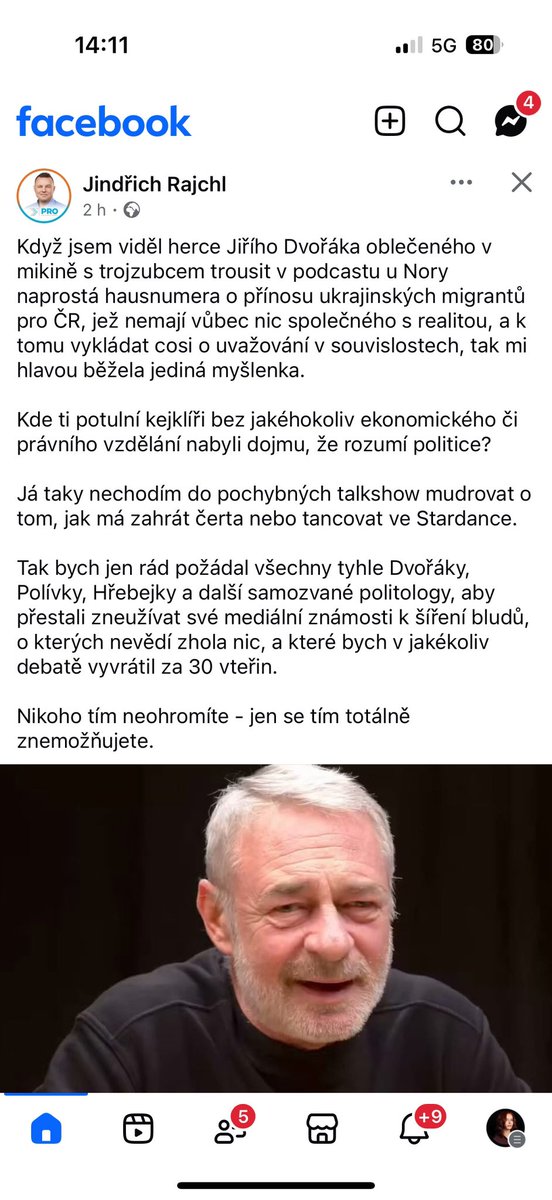 NoraFridrichova's tweet image. Vzhledem k aktuální situaci platí, že před kamerou je lepší vystupovat v mikině s trojzubcem než v trojce s manželkou a cizím chlapem.