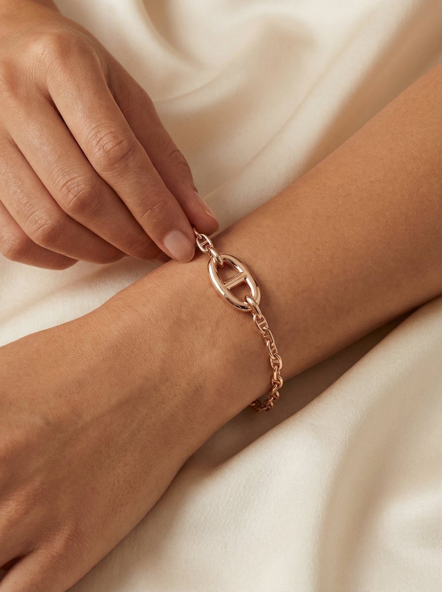 mentalcoder's tweet image. I turned a $5 product into a $500 product.
Didn’t change the product.
Changed the prompt.

The method: “IN USE CASE”
Upload any product image. AI analyzes it. Generates premium lifestyle shots automatically. 

Here are 3 styles that print money:

Minimalist Black &amp;amp; White:
[image]…