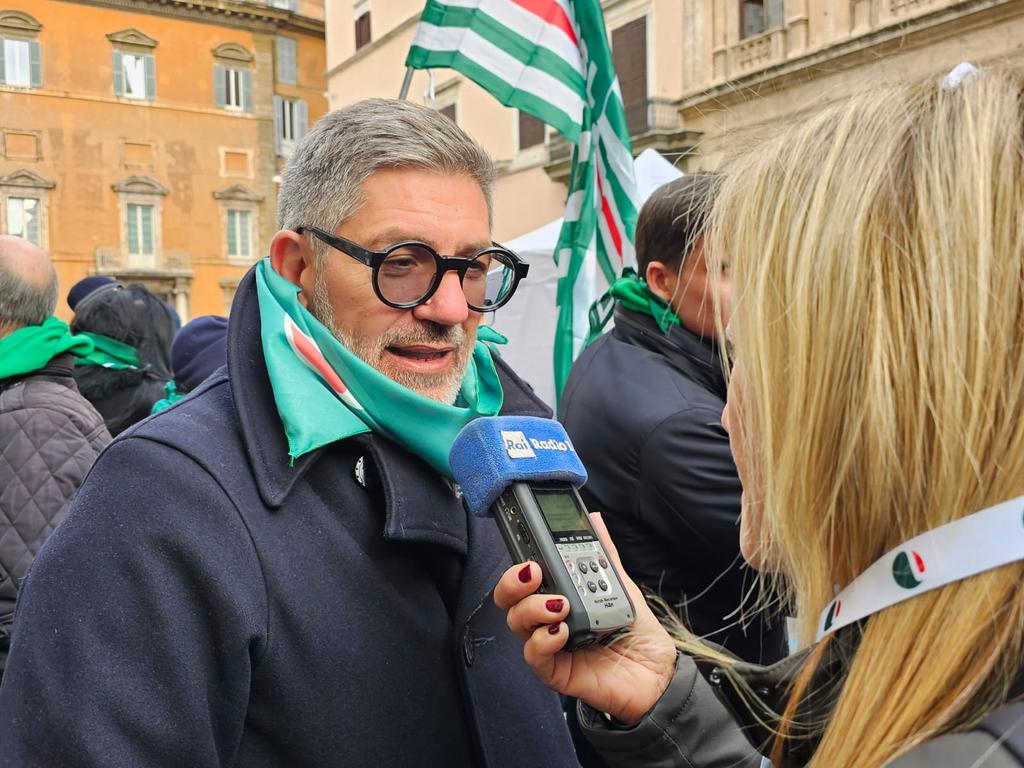 fai_cisl's tweet photo. "Dalla Manovra al Patto: la Forza del Dialogo Sociale": #FaiCisl a #Roma in #PiazzaSantiApostoli alla manifestazione nazionale della #Cisl con operatori, dirigenti e delegati della nostra categoria provenienti da tutta Italia. Al centro dell'iniziativa, conclusa dalla Segretaria Generale della Cisl #DanielaFumarola, le proposte per migliorare la Legge di Bilancio e costruire un Patto sociale tra le forze riformiste del Paese incentrato sul lavoro. 
#CamminoDellaResponsabilità #CiVuoleUnPatto #13Dicembre #Lavoro #Salari #Sanità #Giovani #Formazione #Sicurezza