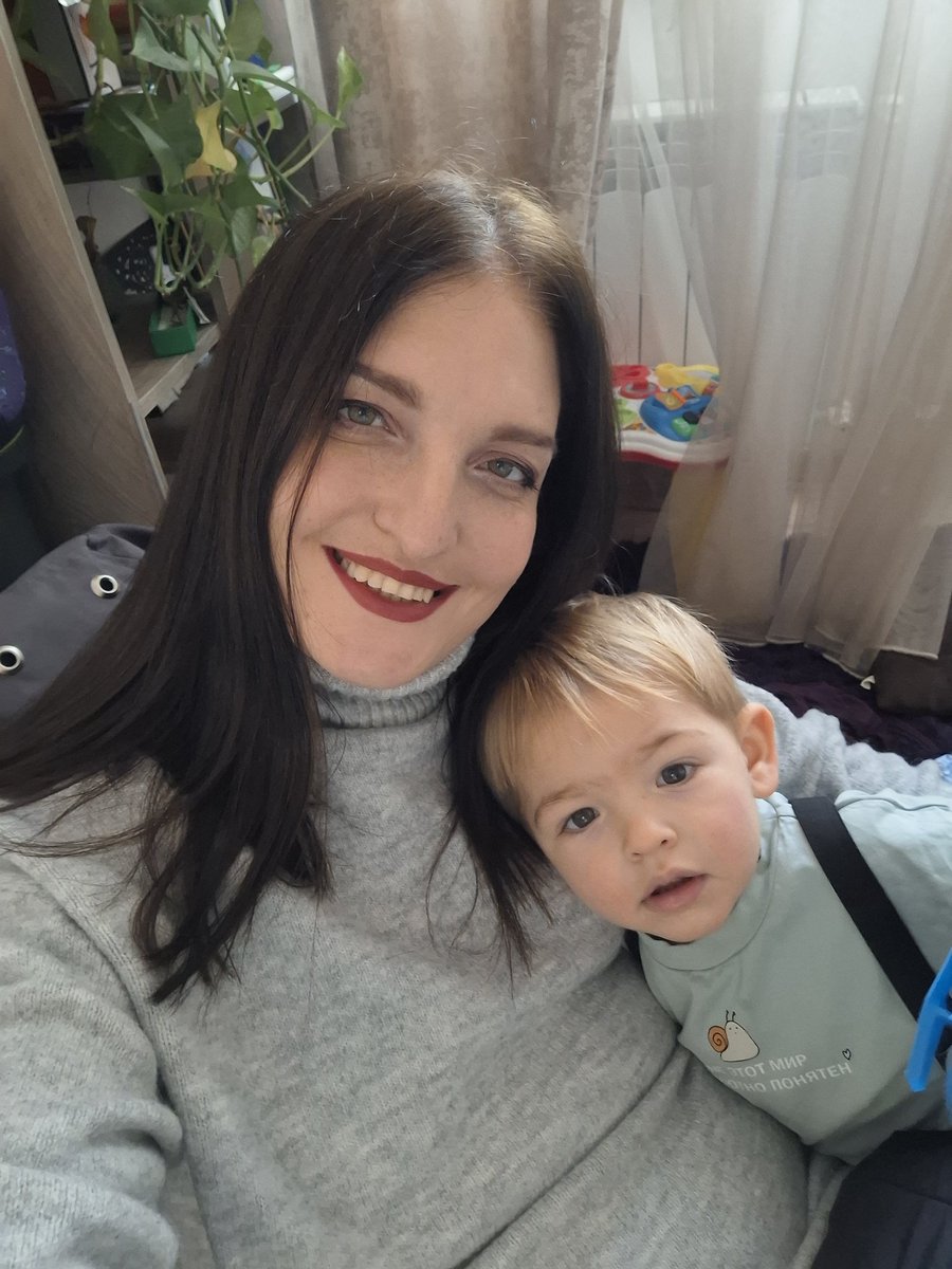 Собрались в Женямбой красивые, идём на детский новый год к папе в офис)