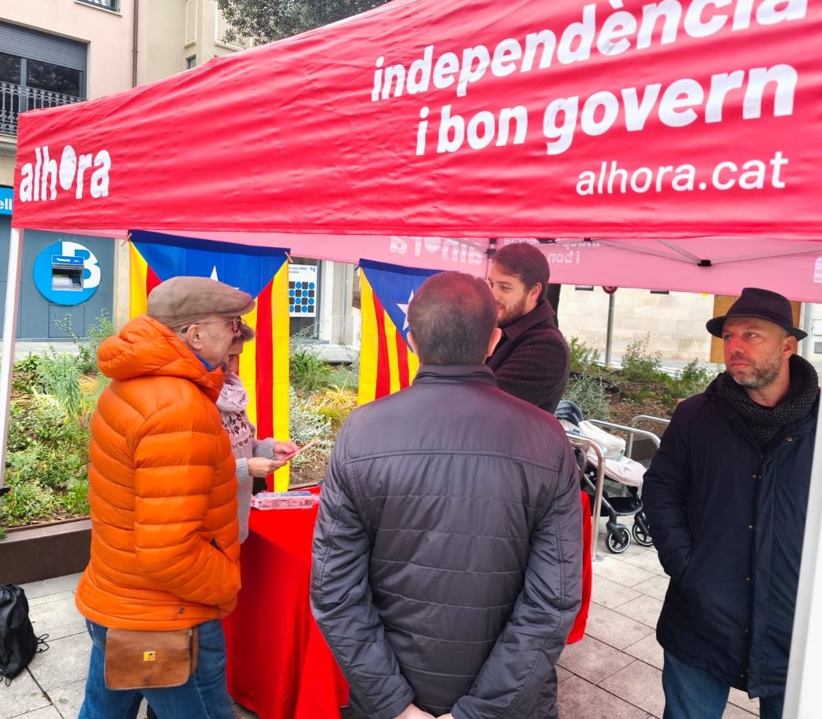 Avui som a Torelló explicant el nostre projecte polític. Estem reconstruint l'independentisme des de la base. Vine a fer política amb nosaltres.