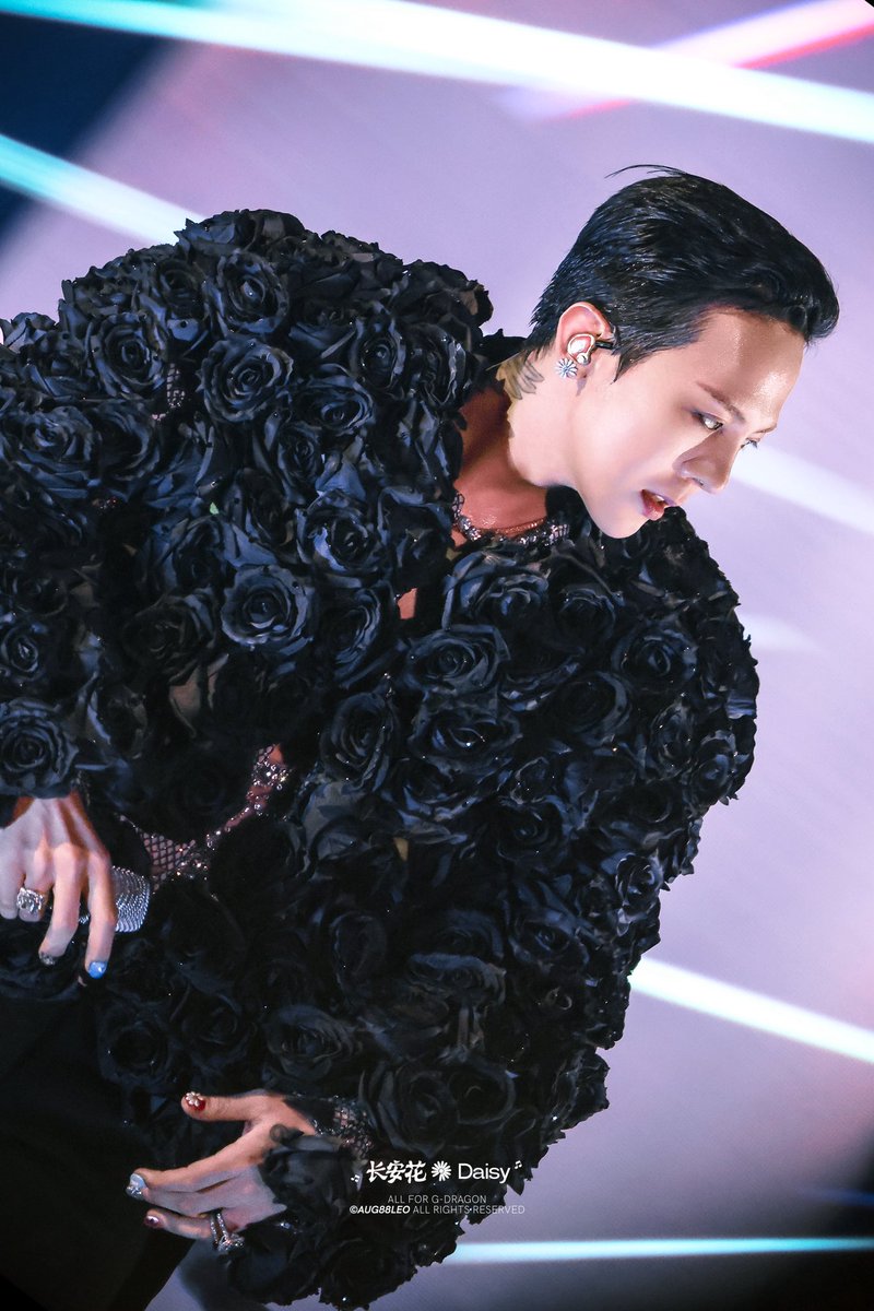 lhviiiviii's tweet photo. [13.12.2025] #GDRAGON «Übermensch» Encore in Seoul, D2 #지드래곤 #지디 #권지용 https://t.co/dOwV3gRWEo
