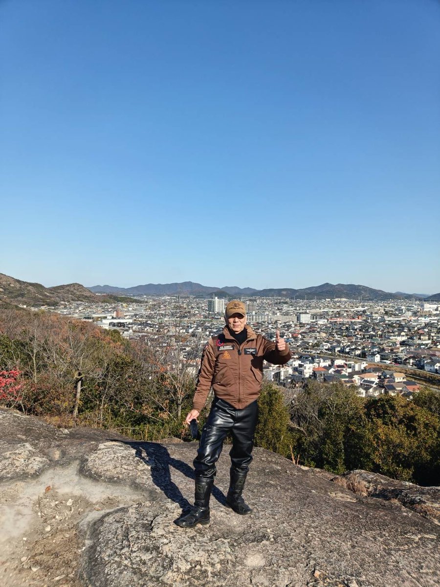 今日は還暦コンビで姫路まで肉食ツー❗️日中は予想外に暖かく晴天のツー日和となりました。お肉は柔らかくとても美味しゅうございました。生石神社からは絶景も楽しみました😊
#ランチ
#ステーキハンバーグfuji
#姫路
#生石神社
#CRF1000L
#アフリカツイン