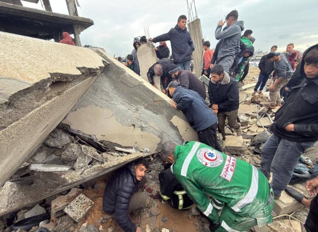 Qadeyah1's tweet image. لم تجد العائلة مأوى من شدة البرد، فاضطرت إلى ترميم جزء من البيت ولفّه بالشوادر، لكن الجدران لم تصمد وانهارت.. || 

ارتقاء عبد الرؤوف بدران وزوجته وأطفاله وسيم ووسام وأسماء وتسنيم، بعد انهيار منزلهم المدمّر بفعل الاسىَهدافات الإسرائىِلية من شدة العواصف بمنطقة بئر النعجة في جباليا.