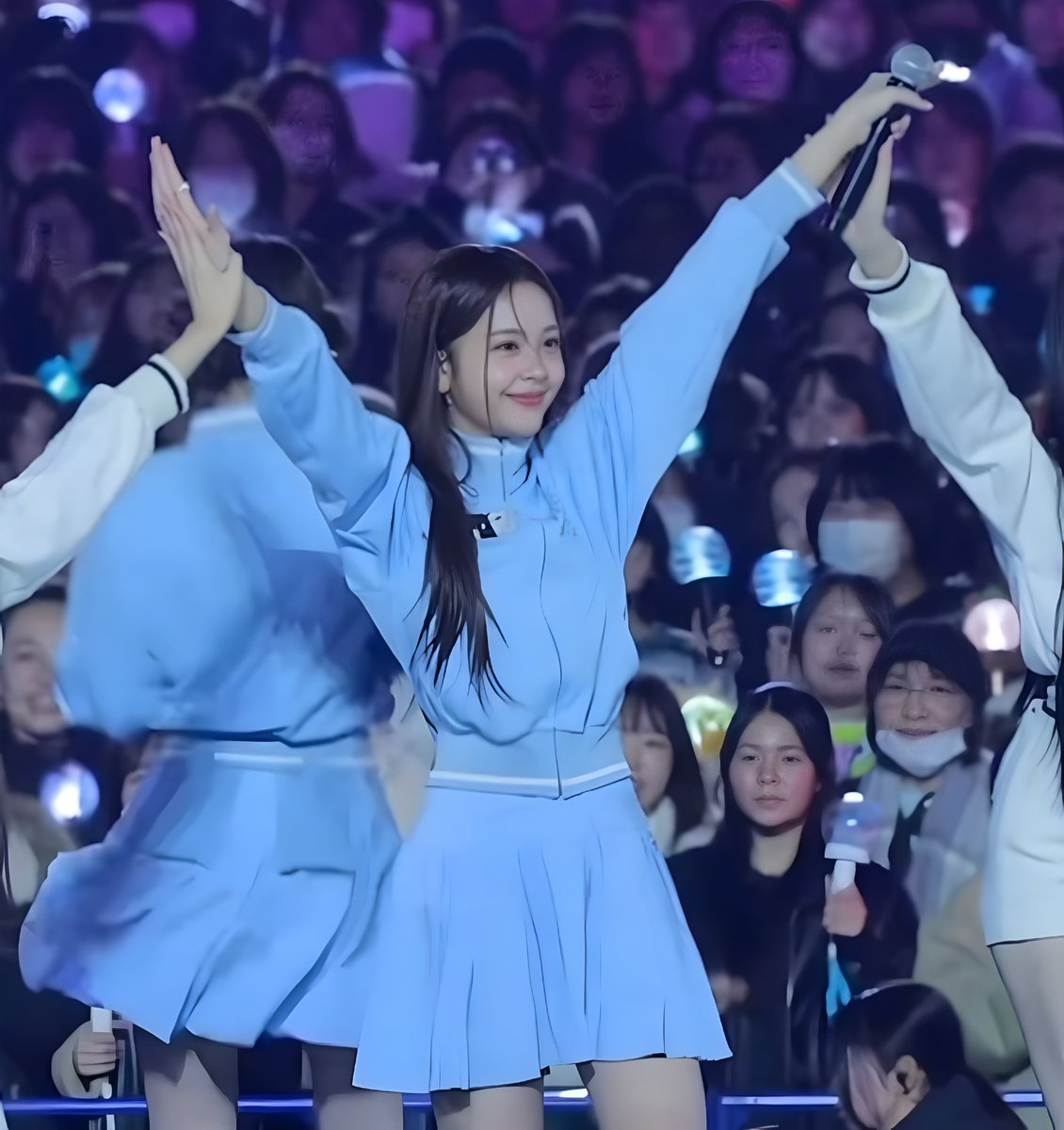 Carmenizer06's tweet photo. finally, we got a sweet smile from our beloved goddess today (✿♥‿♥) #CARMEN #카르멘 #Hearts2Hearts #하츠투하츠 #H2H https://t.co/d6Kkhnman3