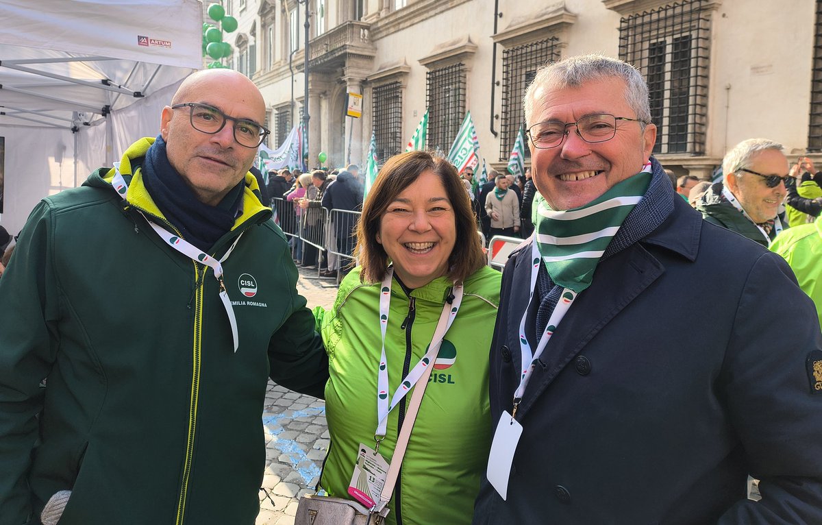 Cisl_ER's tweet image. #Roma #13dicembre  #CamminodellaResponsabilità Oggi tanta tanta CISL #EmiliaRomagna in Piazza Santi Apostoli per la manifestazione nazionale della #Cisl "DALLA MANOVRA AL PATTO LA FORZA DEL DIALOGO SOCIALE" #CiVuoleunPatto