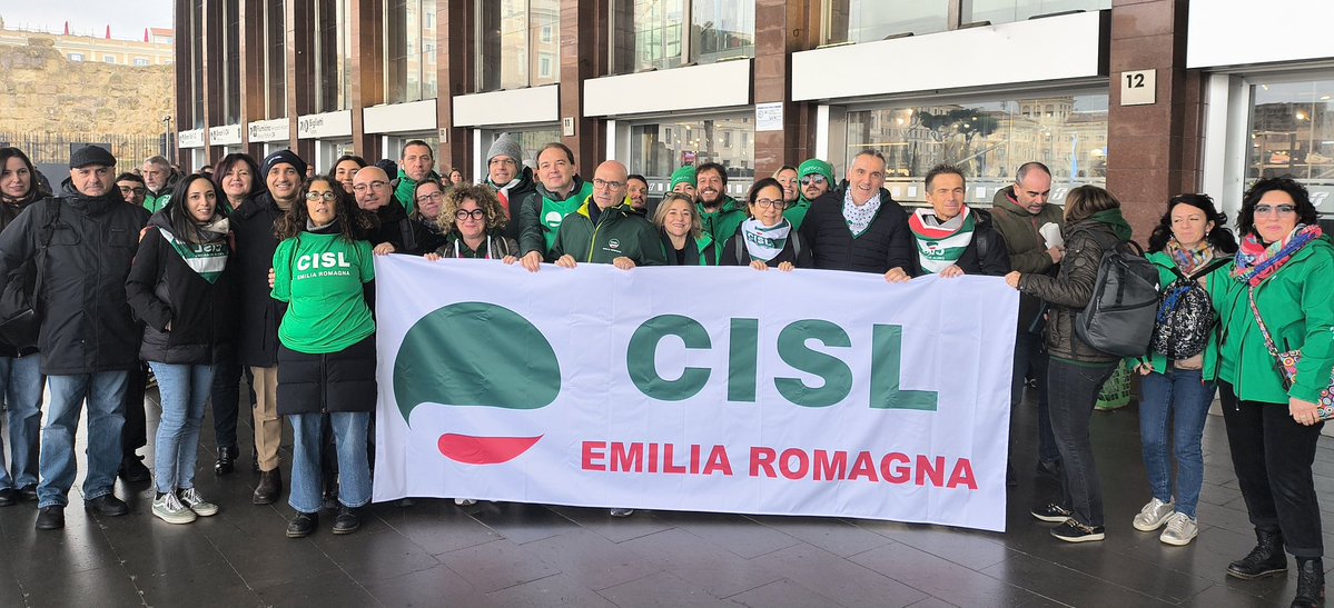 Cisl_ER's tweet image. #Roma #13dicembre  #CamminodellaResponsabilità Oggi tanta tanta CISL #EmiliaRomagna in Piazza Santi Apostoli per la manifestazione nazionale della #Cisl "DALLA MANOVRA AL PATTO LA FORZA DEL DIALOGO SOCIALE" #CiVuoleunPatto