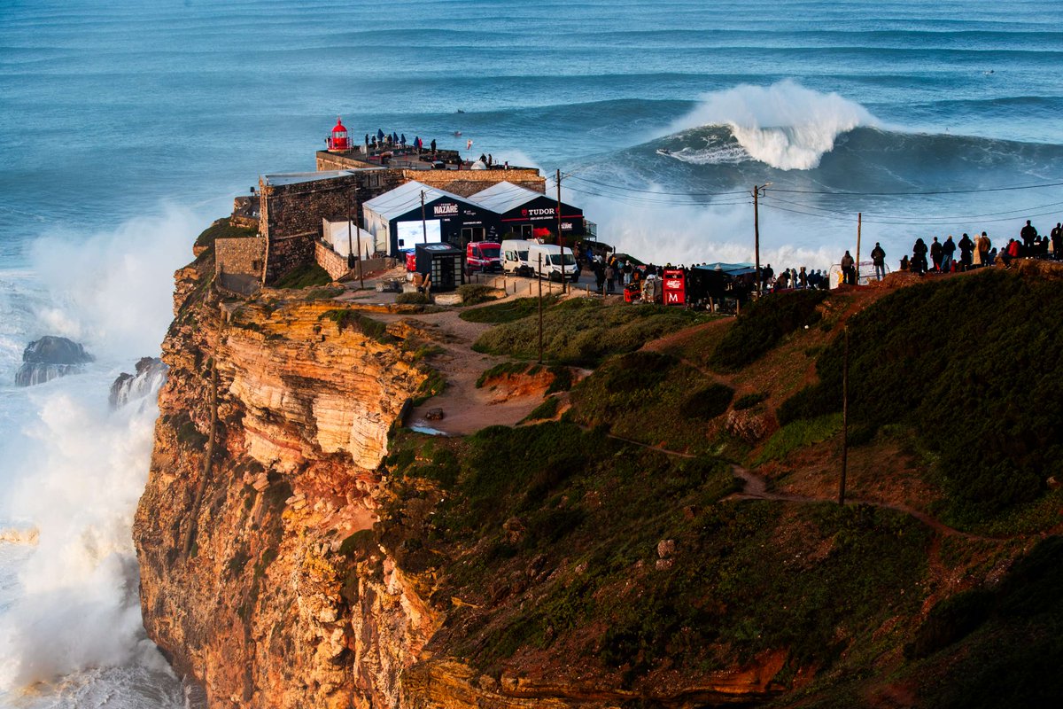 wsl's tweet image. What we've woken up to... 🔥

TUDOR Nazaré #BigWaveChallenge is ON. Tune in LIVE on worldsurfleague.com and WSL YouTube. 📸 @damien_poullenot

@tudorwatch @redbullsurfing @visitportugal