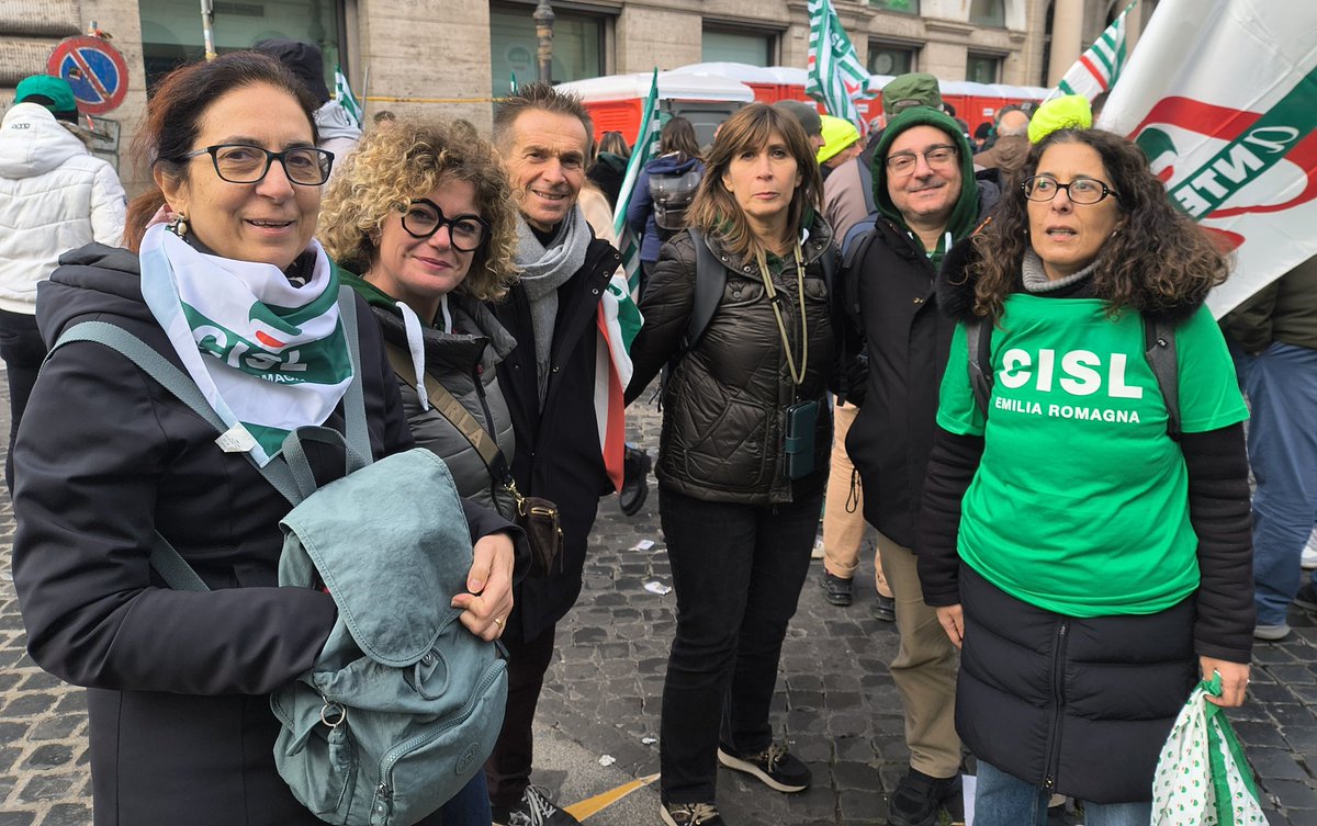 Cisl_ER's tweet image. #Roma #13dicembre  #CamminodellaResponsabilità Oggi tanta tanta CISL #EmiliaRomagna in Piazza Santi Apostoli per la manifestazione nazionale della #Cisl "DALLA MANOVRA AL PATTO LA FORZA DEL DIALOGO SOCIALE" #CiVuoleunPatto