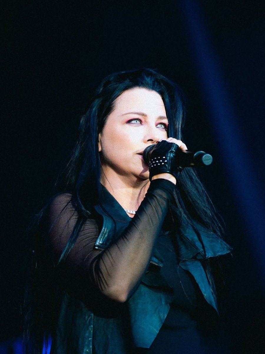 Akai_23's tweet photo. HBD #44 my queen @AmyLeeEV https://t.co/FCNeIN0AE3