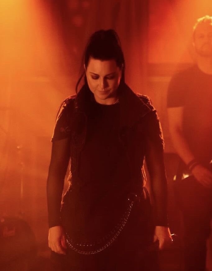 Akai_23's tweet photo. HBD #44 my queen @AmyLeeEV https://t.co/FCNeIN0AE3